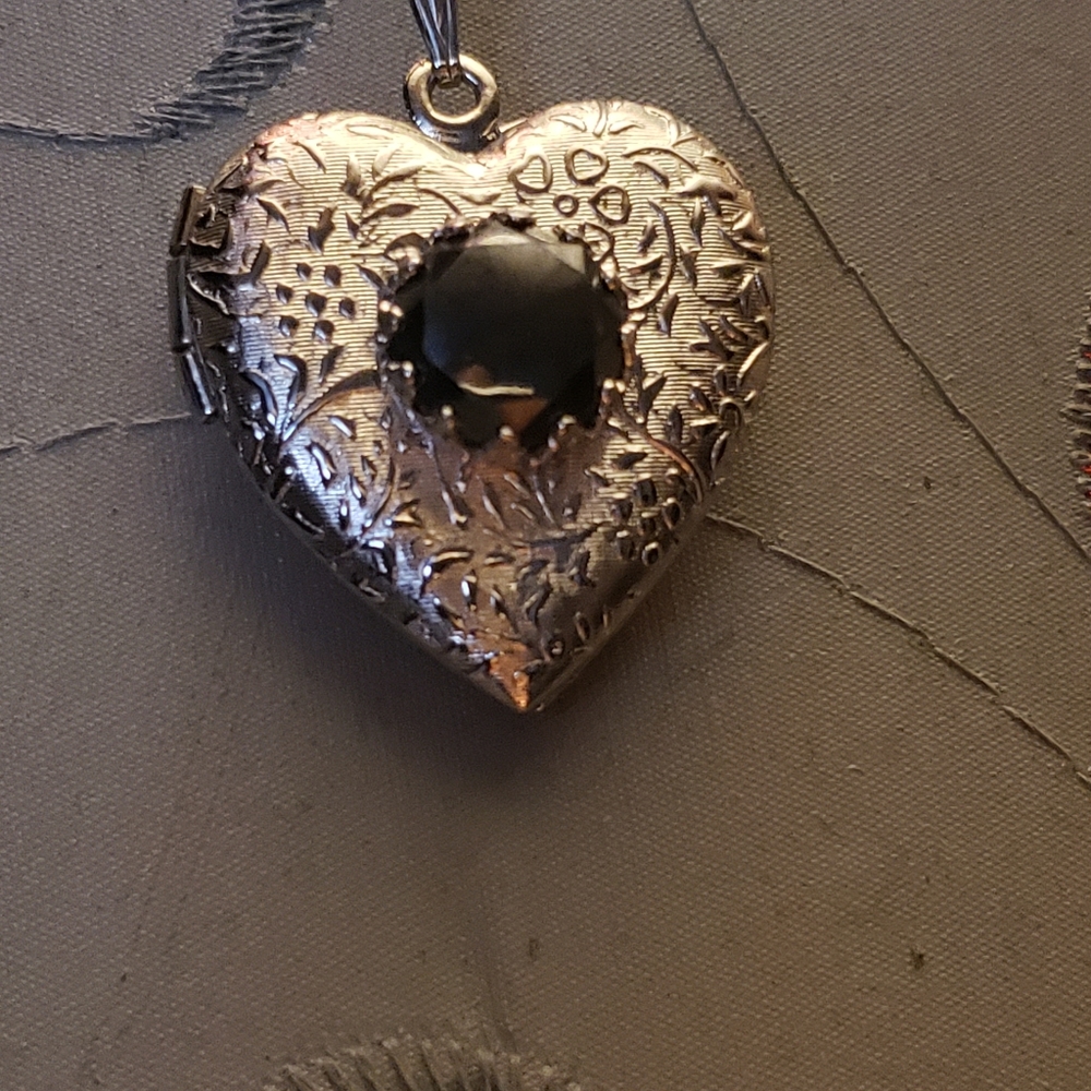 Heart Locket 🌹 Silver Valentine's Day ❤️🎀❤️ FREE 🌈 Heart Special ❤️ - Picture 4 of 13